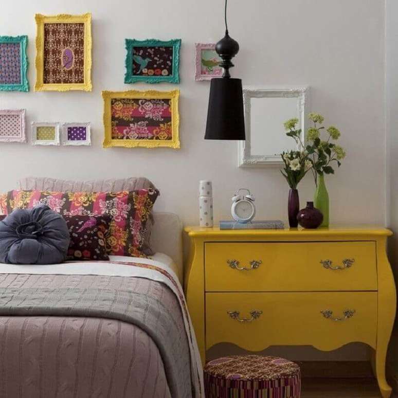 15. Decoração com quadros e cômodas coloridas para quarto simples – Foto: Jeito de Casa