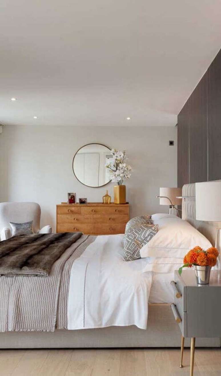 44. Decoração em tons de cinza com cômoda para quarto de casal grande – Foto: Home Fashion Trend