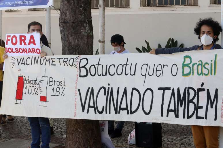 Moradores da cidade de Botucatu, no interior de São Paulo, já receberam o imunizante contra a covid-19