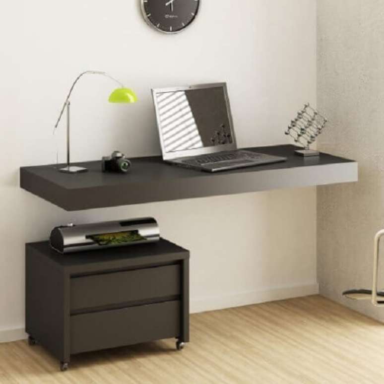 20. O gaveteiro preto com rodinhas permite que o m&oacute;vel se desloque de um c&ocirc;modo ao outro. Fonte: Pinterest