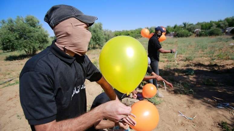 Balões incendiários são comumente usados por militantes (foto de 15 de junho)