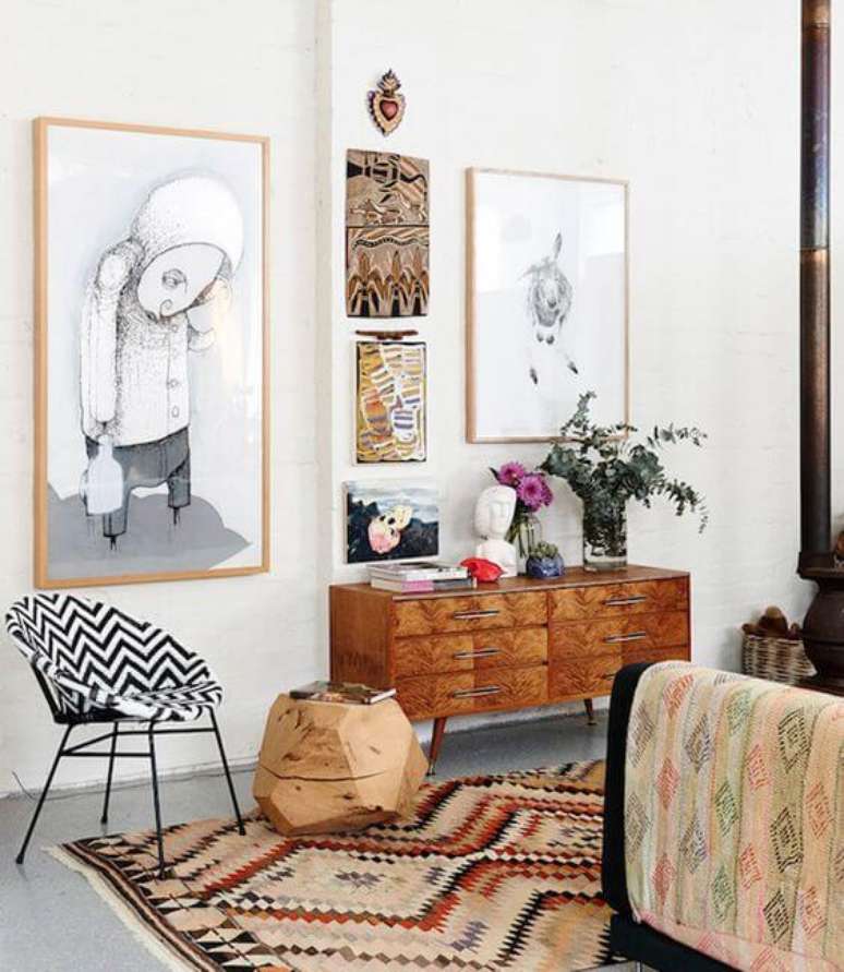 31. Decora&ccedil;&atilde;o com rack rustico de madeira &ndash; Foto Casa de Valentina