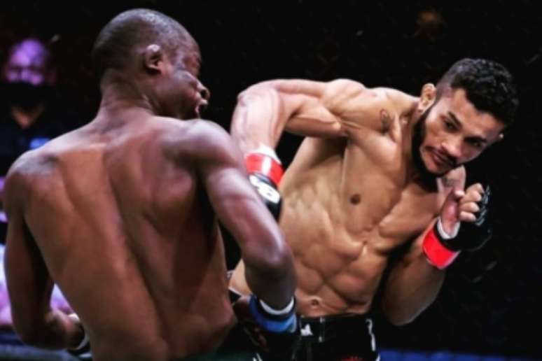 Ekson conseguiu um knockdown antes de finalizar e conquistar o título (Foto: divulgação EFC)