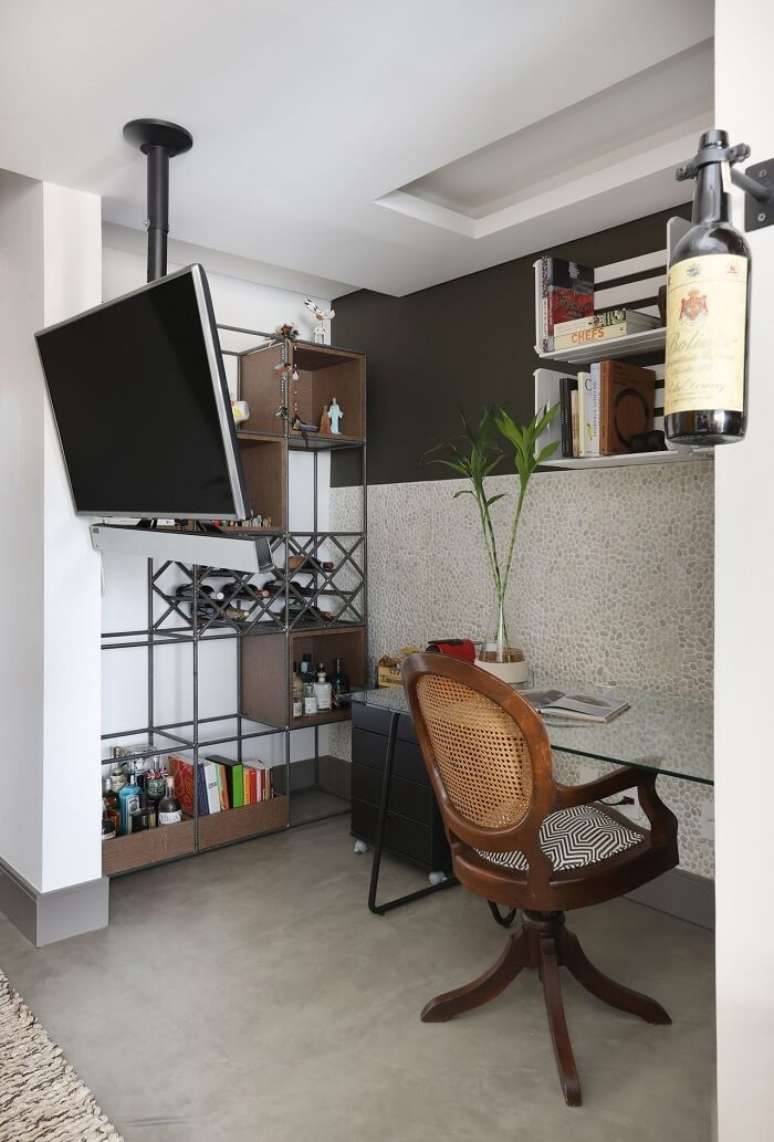 34. Mesa com tampo de vidro e gaveteiro preto. Projeto de Inside Arquitetura e Design