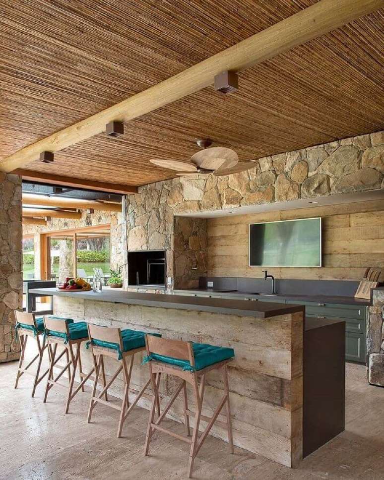 5. Modelos de &aacute;rea gourmet r&uacute;stica decorada com revestimento de pedra &ndash; Foto: Arkpad