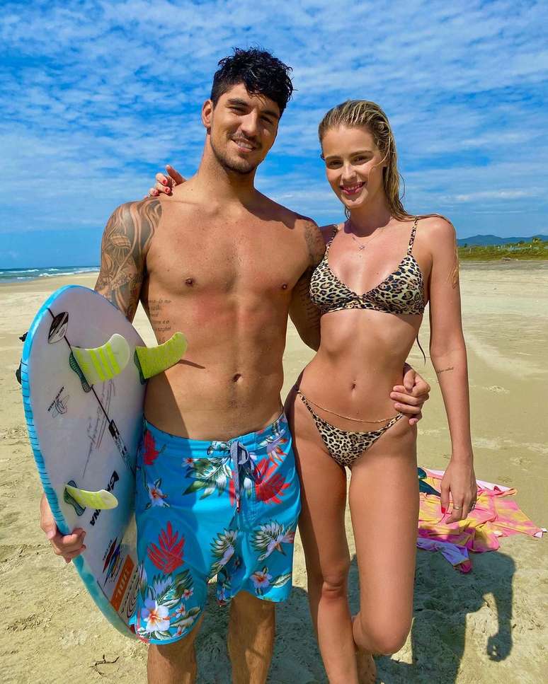 Gabriel Medina e a esposa, a modelo Yasmin Brunet