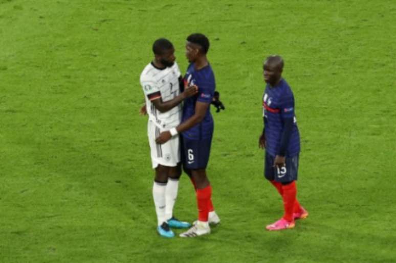 Rudiger e Pogba se abraçaram no fim do jogo (Foto: ALEXANDER HASSENSTEIN / POOL / AFP)