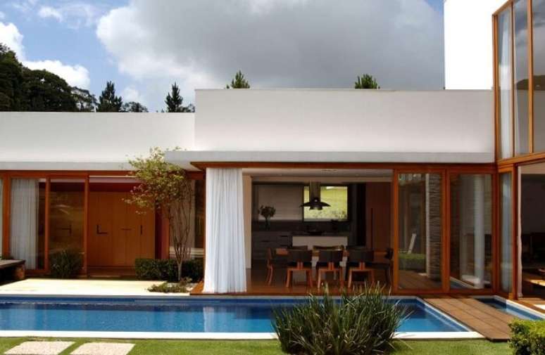 13. Modelo de piscina retangular grande alinhada a estrutura do im&oacute;vel. Projeto de A1 Arquitetura