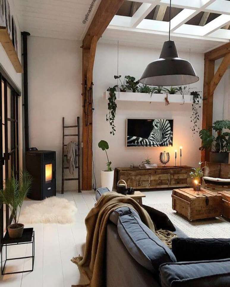 40. Rack rustica de madeira para sala de estar boho &ndash; Foto Webstagram