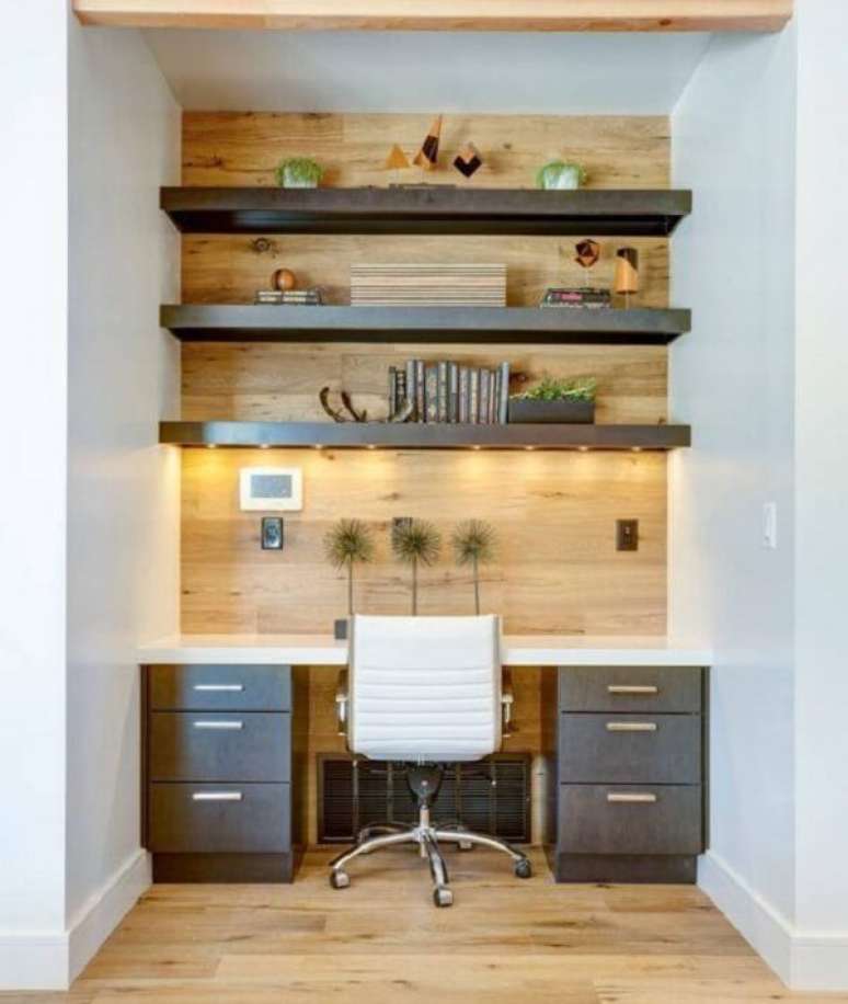 30. Home office pequeno com gaveteiro preto fosco planejado. Fonte: Pinterest