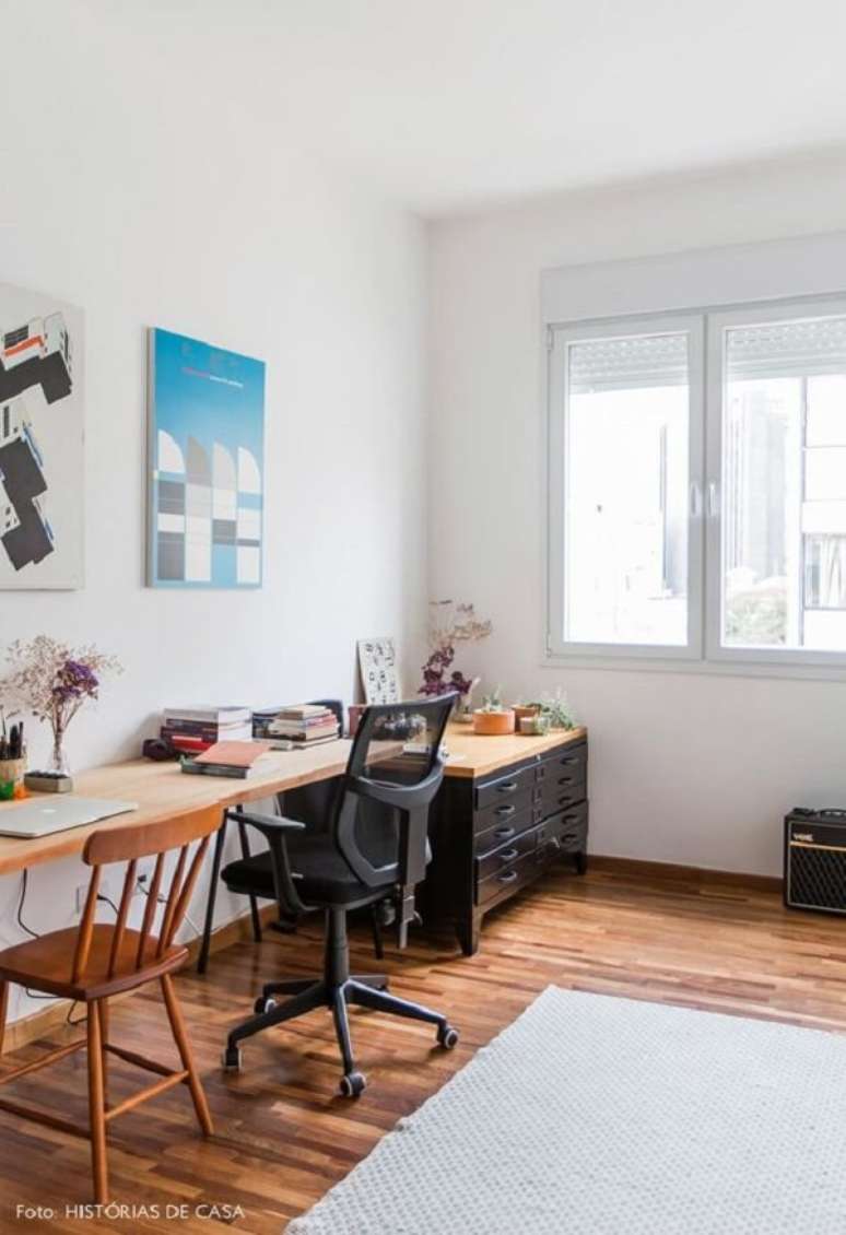 37. Gaveteiro preto com tampo de madeira &eacute; puro charme nesse ambiente. Fonte: Hist&oacute;rias de Casa