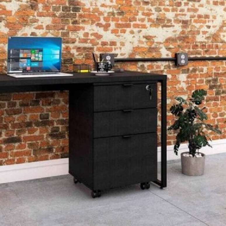 22. O gaveteiro preto com fechamento de chave traz mais seguran&ccedil;a para o m&oacute;vel. Fonte: Pinterest