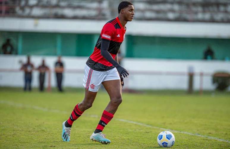 Zagueiro, Jhonata Ventura tem 1,94m de altura (Foto: Marcelo Cortes / Flamengo)