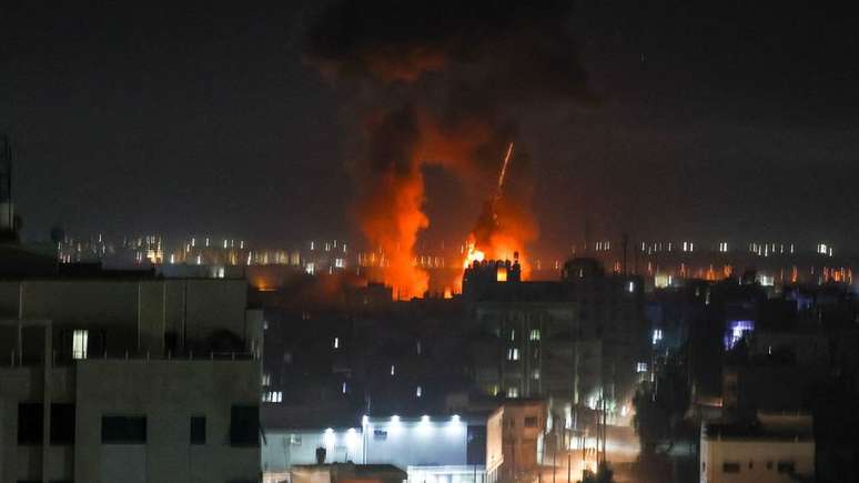 Imagens mostram fumaça e fogo durante ataques na Cidade de Gaza