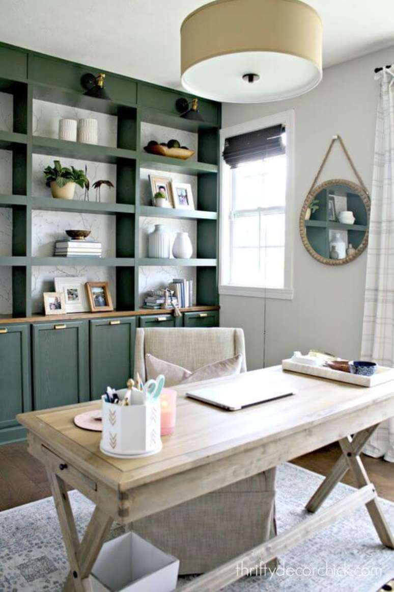 30. Escritório com armário verde e mesa de madeira – Foto Thrifty decorchick