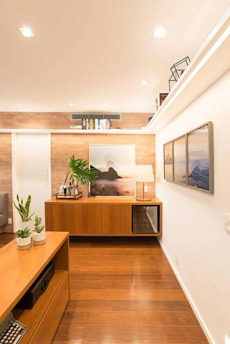 37. Rack rustica de madeira na sala de estar moderna – Foto Casa de Valentina