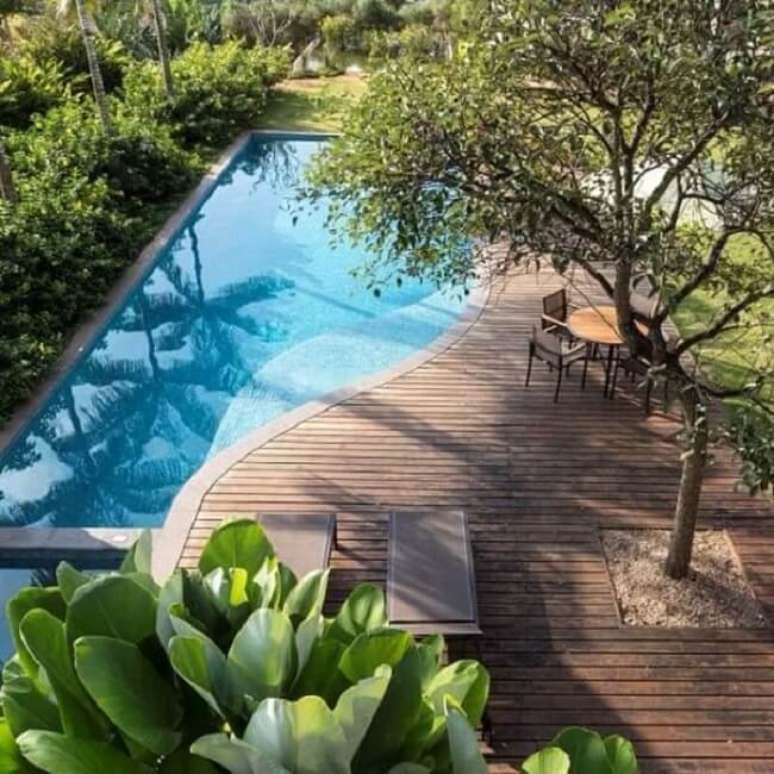 10. A piscina grande com deck traz um visual arrojado para a &aacute;rea externa. Projeto de Gabriella Ornaghi