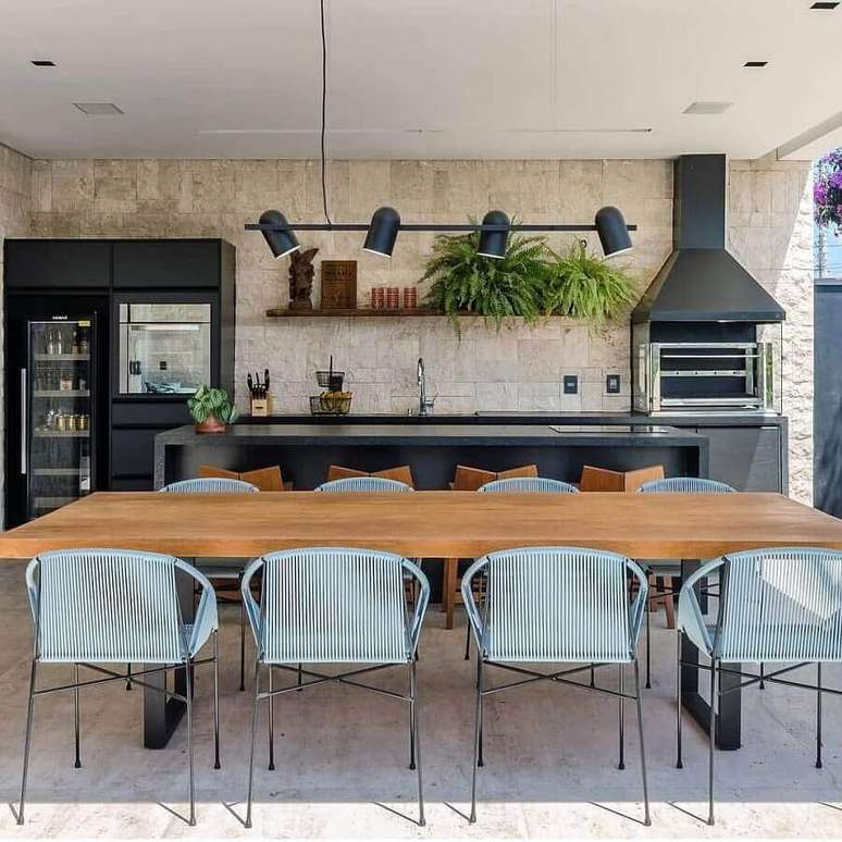 20. Mesa de madeira para decora&ccedil;&atilde;o de &aacute;rea gourmet com churrasqueira de vidro &ndash; Foto: Dicas de Mulher