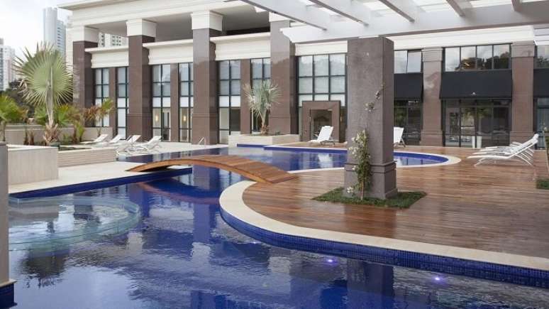 24. Foto de piscina grande em condomínio. Projeto de Jayme Bernardo Arquitetura e Design