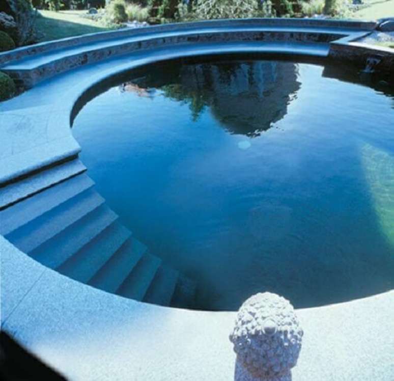 30. Modelo de piscina redonda grande com escada de alvenaria interna. Fonte: Pinterest