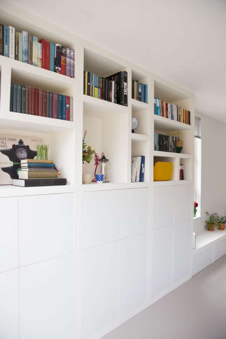 16. Arm&aacute;rio de escrit&oacute;rio planejado com estante &ndash; Foto Femkeido