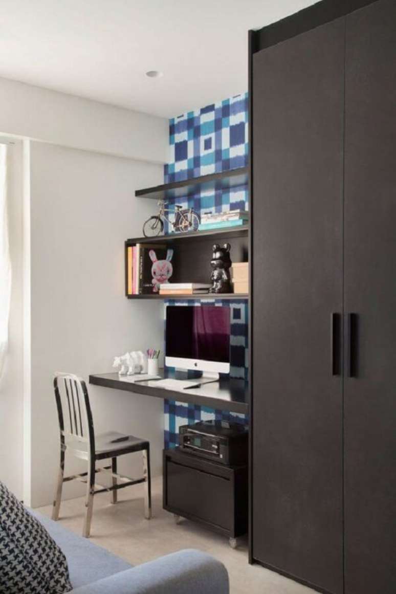 23. Modelo de home office com gaveteiro preto e papel de parede estampado. Fonte: Pinterest