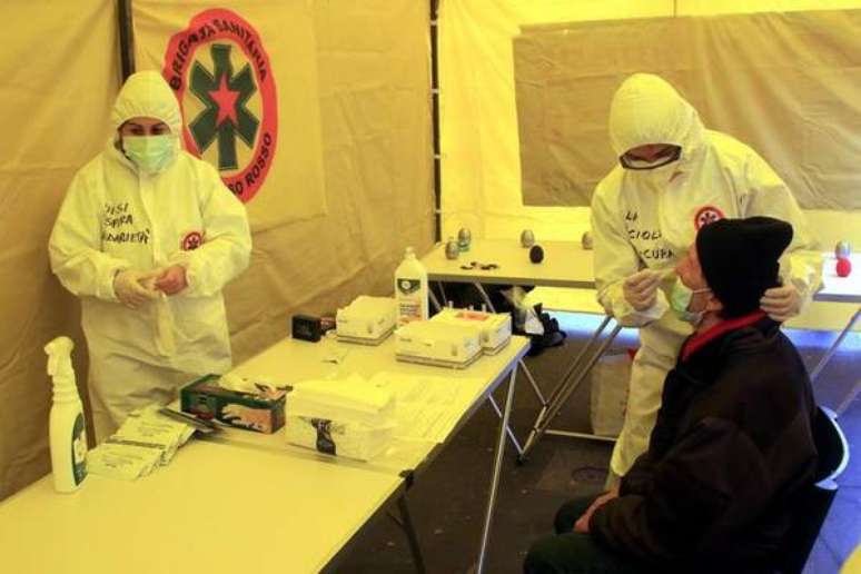 Profissionais da saúde realizando testes do novo coronavírus