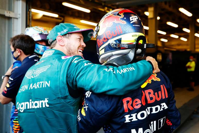 Sebastian Vettel abraça Sergio Pérez em Baku: dois vitoriosos no fim de semana de F1 