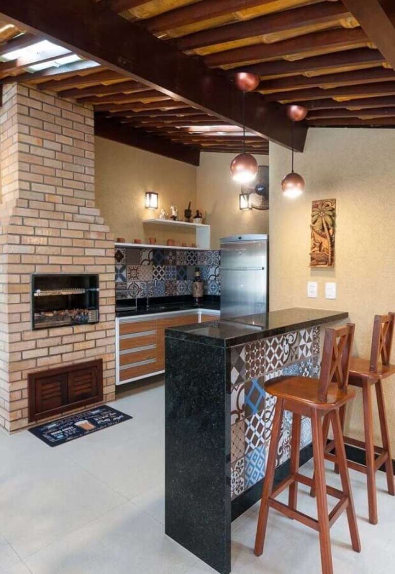 51. Modelos de &aacute;rea gourmet r&uacute;stica decorada com ladrilho hidr&aacute;ulico &ndash; Foto: Jeito de Casa