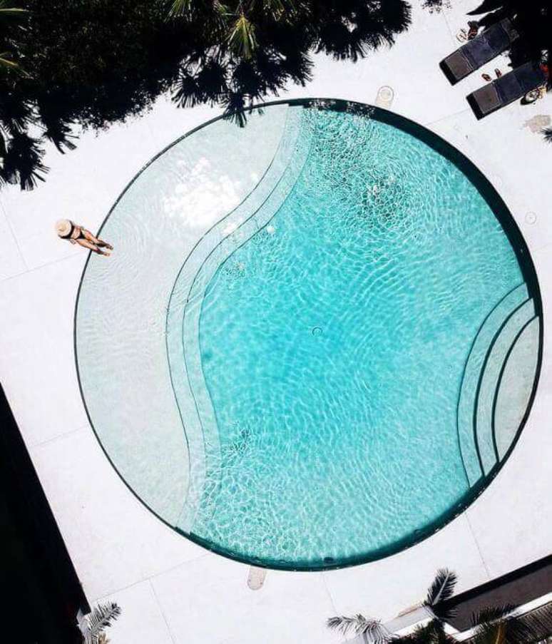 3. Arquitetura deslumbrante de jardim com piscina redonda grande estilo prainha. Fonte: Pinterest