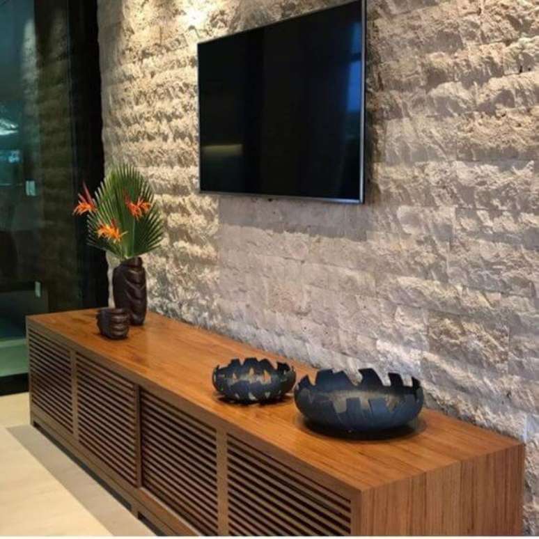 32. Decora&ccedil;&atilde;o para rack rustico com papel de parede tijolinho &ndash; Foto Mazzmar