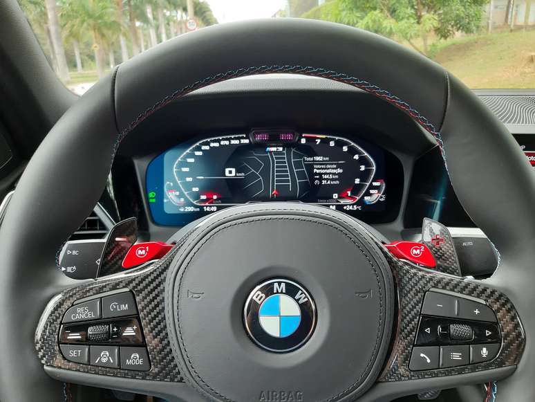 BMW M3 Competition Track: volante tem carbono e dois botões de memória (M1 e M2).