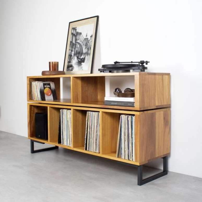26. Sala com rack rustico &ndash; Foto Urban Editions Design
