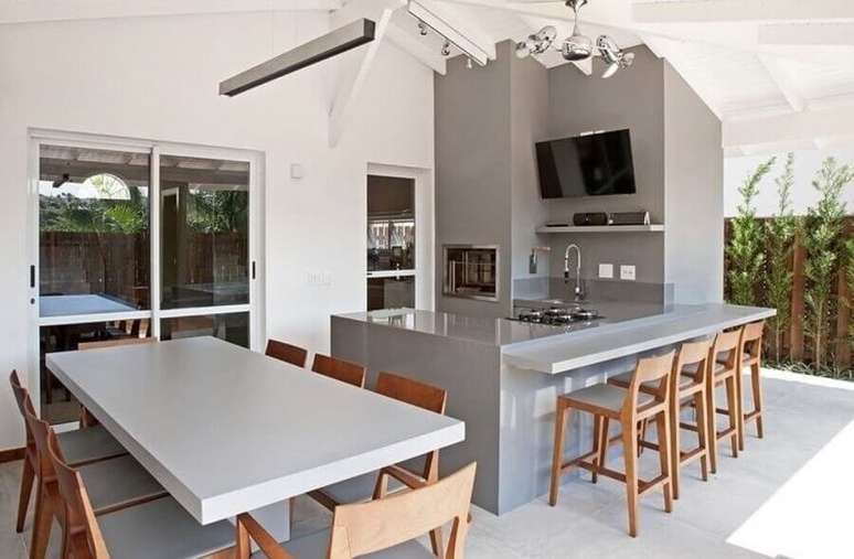 10. Banquetas de madeira para decora&ccedil;&atilde;o de &aacute;rea gourmet externa moderna &ndash; Foto: Casa Decorada