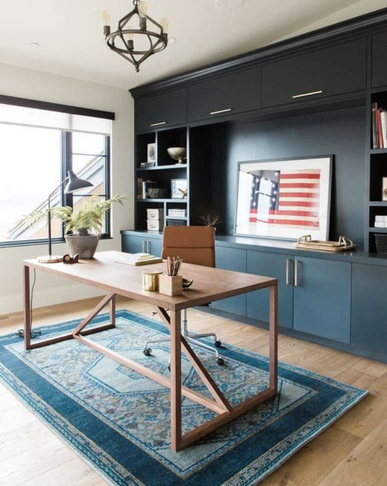 25. Armário para escritório em preto e azul – Foto McGee e Co