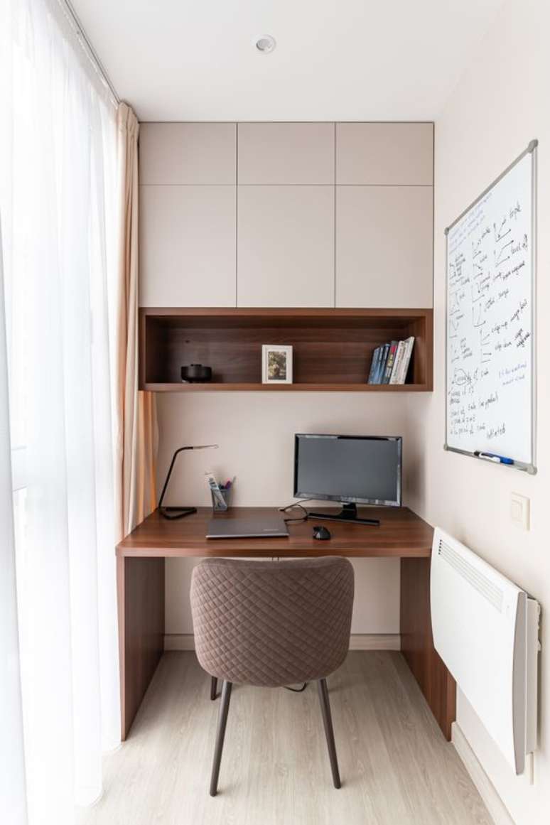 34. Mesa de escritório com armário de parede pequeno – Foto Pinterest