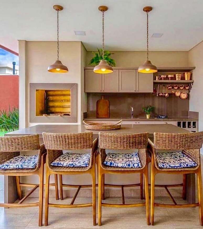 33. Modelos de &aacute;rea gourmet externa com churrasqueira e jardim &ndash; Foto: Arkpad