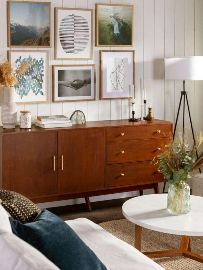 7. Rack rustico de madeira na sala de estar com quadros e móveis confortáveis – Foto Pinterest