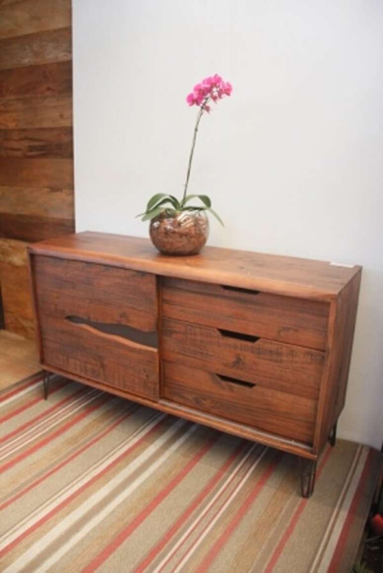 57. Rack rustico de madeira com tapete listrado &ndash; Foto Madeira de Demoli&ccedil;&atilde;o