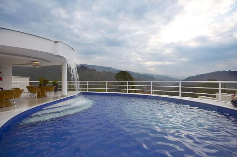 16. Aprecie a vista dentro da piscina grande para casa. Projeto de Aquiles Nicolas K&iacute;laris