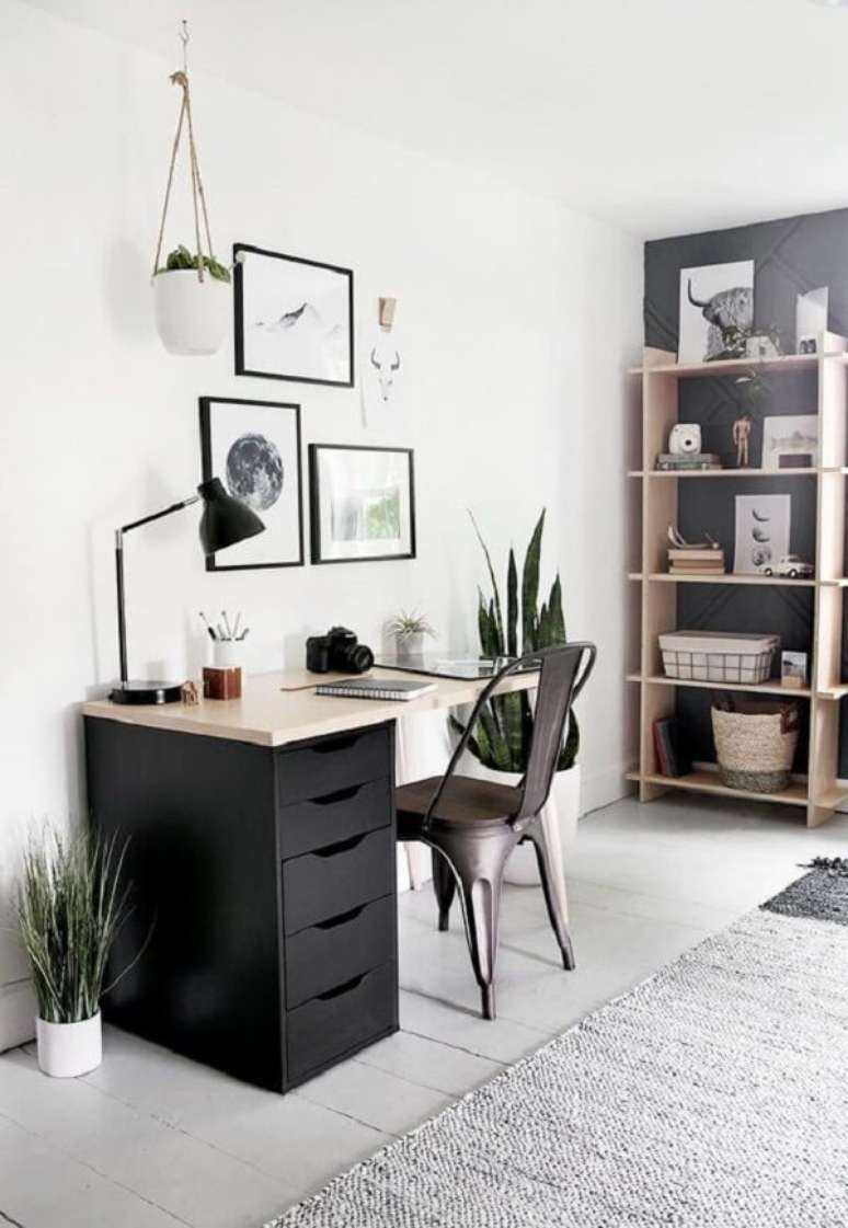 7. As plantas trazem um toque especial para o home office com bancada de madeira e gaveteiro preto. Fonte: Pinterest