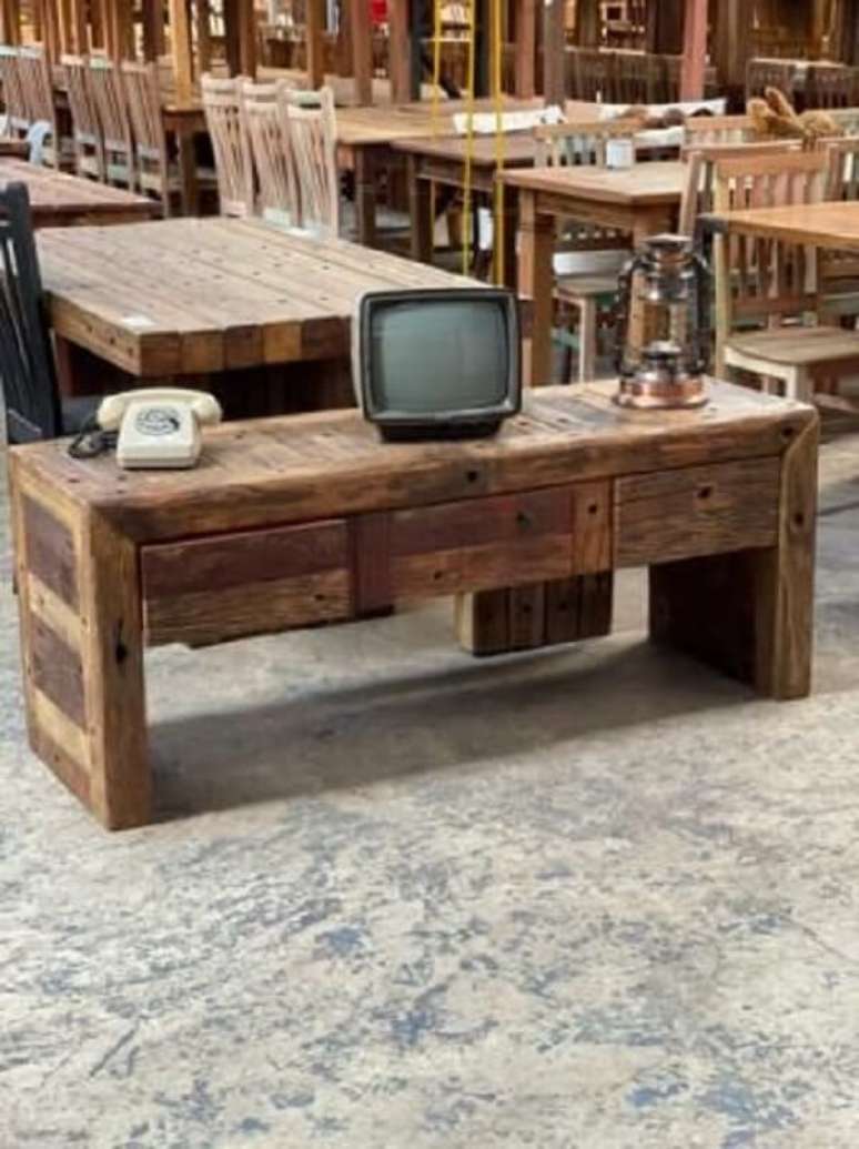 44. Rack rustica de madeira para sala &ndash; Foto Madeira de Demoli&ccedil;&atilde;o