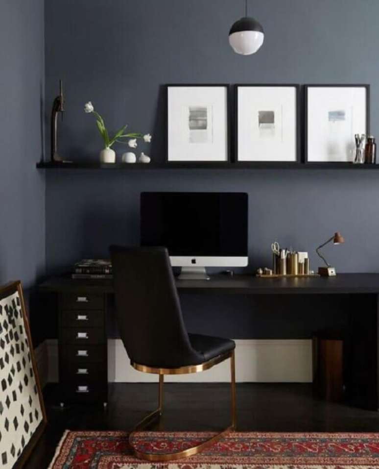 36. Gaveteiro preto fosco estreito e discreto. Fonte: Universe of Design