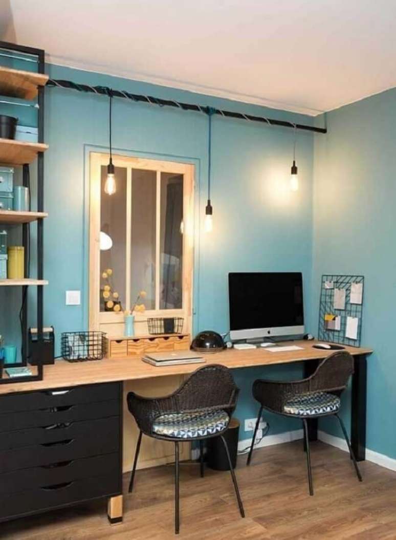 48. A parede azul deixa o escritório planejado com gaveteiro preto mais acolhedor. Fonte: Pinterest