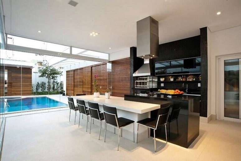 14. Decora&ccedil;&atilde;o moderna para &aacute;rea gourmet com piscina &ndash; Foto: Decor Salteado