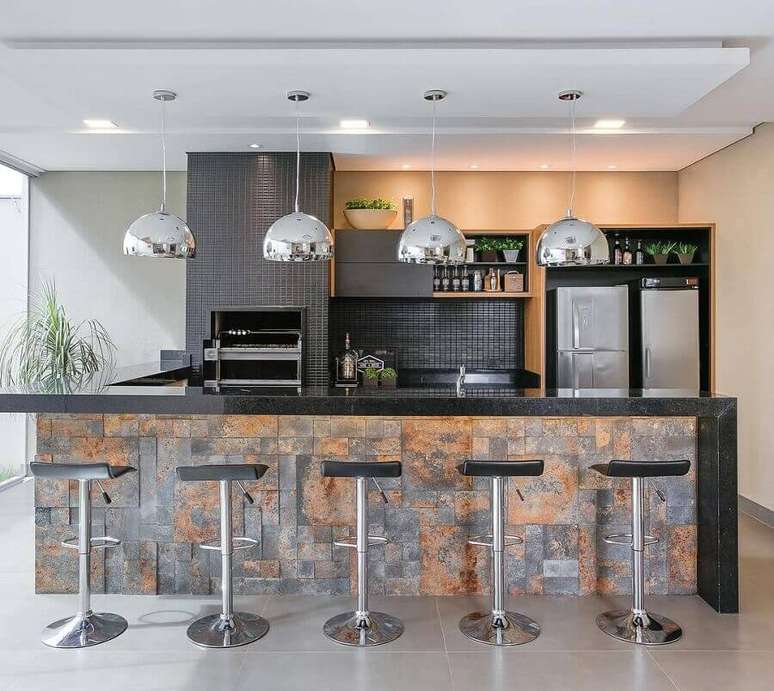 46. Modelos de &aacute;rea gourmet moderna decorada com lumin&aacute;ria pendente cromada &ndash; Foto: Jeito de Casa