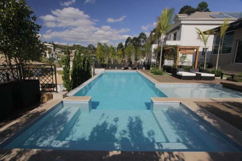 14. A piscina muito grande se destaca na &aacute;rea externa do im&oacute;vel. Projeto de Cristal Pool