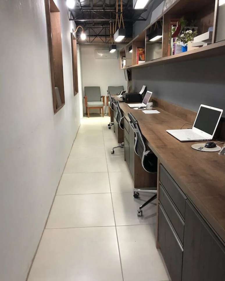 12. Transforme o corredor em um home office e acomode embaixo das bancadas gaveteiro preto. Fonte: Why Design