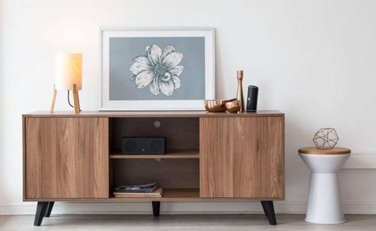 39. Rack rustica de madeira para sala com decora&ccedil;&atilde;o de quadros &ndash; Foto Pinterest