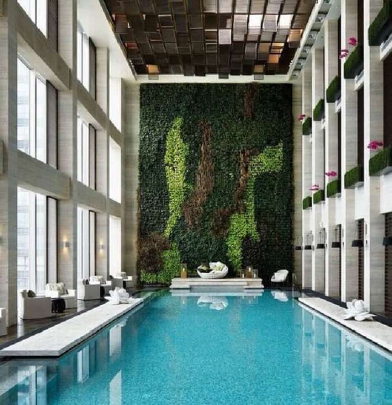 29. Modelo de piscina grande retangular coberta com jardim vertical. Fonte: Revista Viva Decora